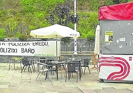 Las txosnas de Ondarroa, junto a una pancarta contra la policía.