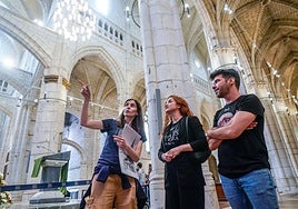 Mirari guía a los actores Alba Cuartero y Rodrigo Blanco por la nave de la Catedral de Santa María.