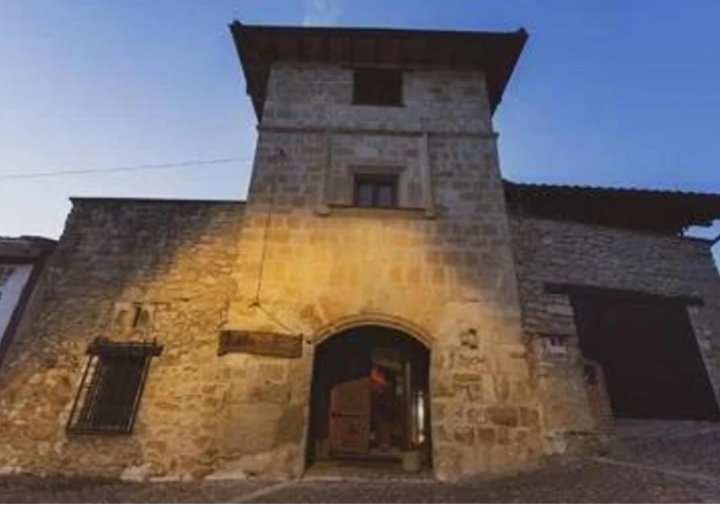 Imagen principal - Imágen de la ruta y de Pradoluengo, junto con el recorrido de la misma.