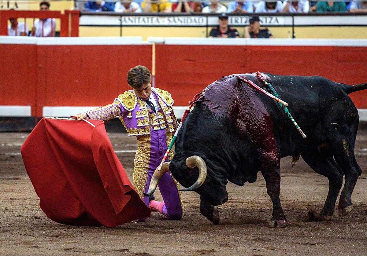 El diestro Juan Leal en 2019 en su faena con la muleta durante la octava corrida de la feria de Bilbao, en la que ha compartido cartel con José Garrido y Finito de Córdoba, con toros de Fuente Ymbro.
