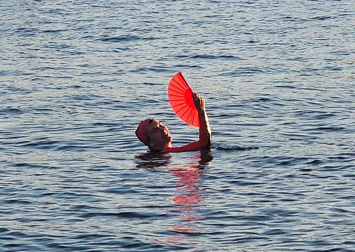 Imagen secundaria 1 - El pianista que flota por el embalse de Legutio al son de música cubana: «&#039;Lágrimas negras&#039; es la que más se disfruta»