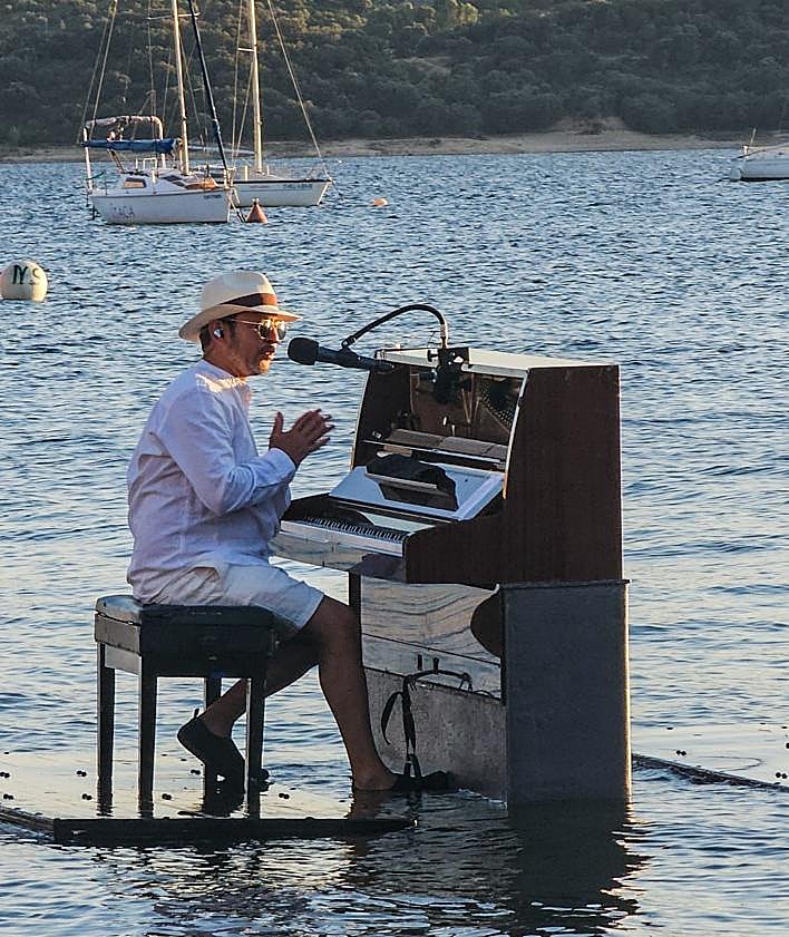 Imagen secundaria 2 - El pianista que flota por el embalse de Legutio al son de música cubana: «&#039;Lágrimas negras&#039; es la que más se disfruta»