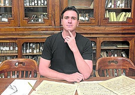 Asier Eguskitza, en Bidebarrieta, con la partitura de la obertura 'Pastoral' de Arriaga.