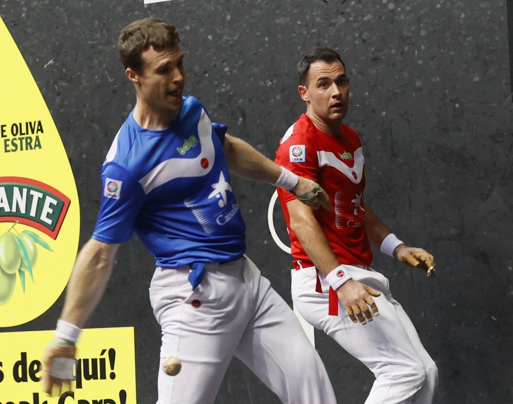 Artola suelta la derecha ante la mirada de Jaka en el frontón Bizkaia.