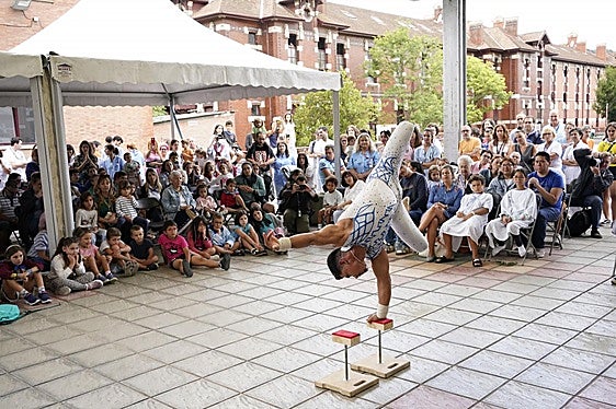 La probabilidad de lluvia ha desplazado el espectáculo a un pequeño zaguán del recinto.