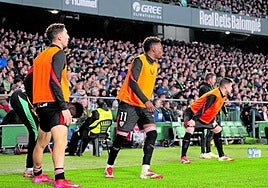 De Marcos y Djaló calientan en el Villamarín el día de los insultos.