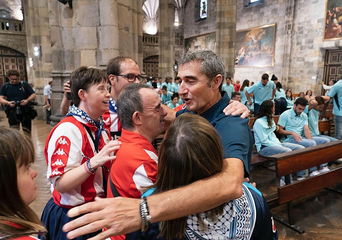 Miembros del conjunto Genuine del Athletic saludan a Ernesto Valverde en la basílica de Begoña.