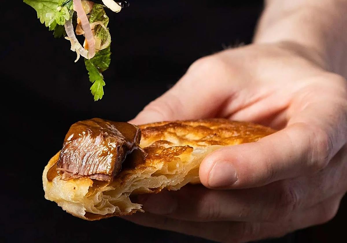 Pan roti indio hecho en horno tandoor que acompaña a una ternera en curry del norte de Tailandia.