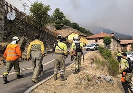 Imágenes de los equipos de bomberos y otros profesionales de Bizkaia en los incendios de León.