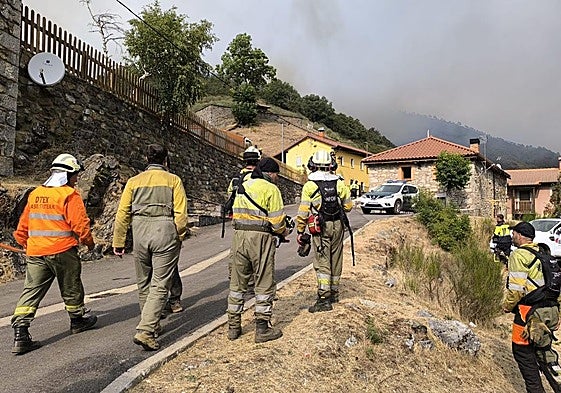 Imágenes de los equipos de bomberos y otros profesionales de Bizkaia en los incendios de León.
