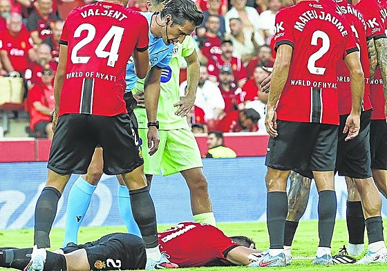 Raíllo tendido en el suelo, durante el gol que marca Ferrán Torres, en el partido de la primera jornada de La Liga que RCD Mallorca y FC Barcelona han disputado en Son Moix.