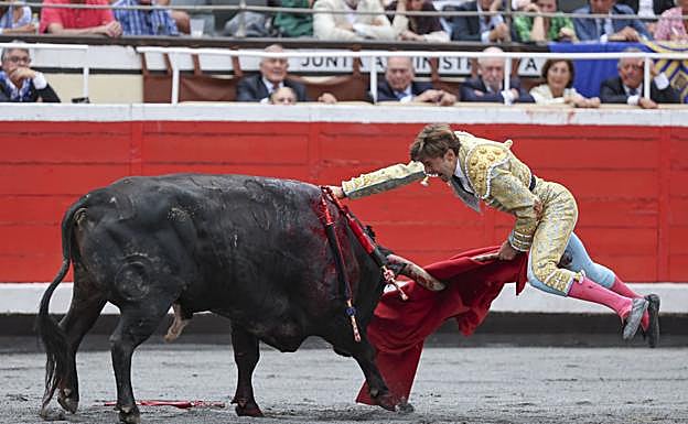 Juan Leal tuvo muchas dificultades con la espada.