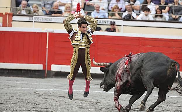 Colombo, que acusó su mes de inactividad, se dispone a banderillear.