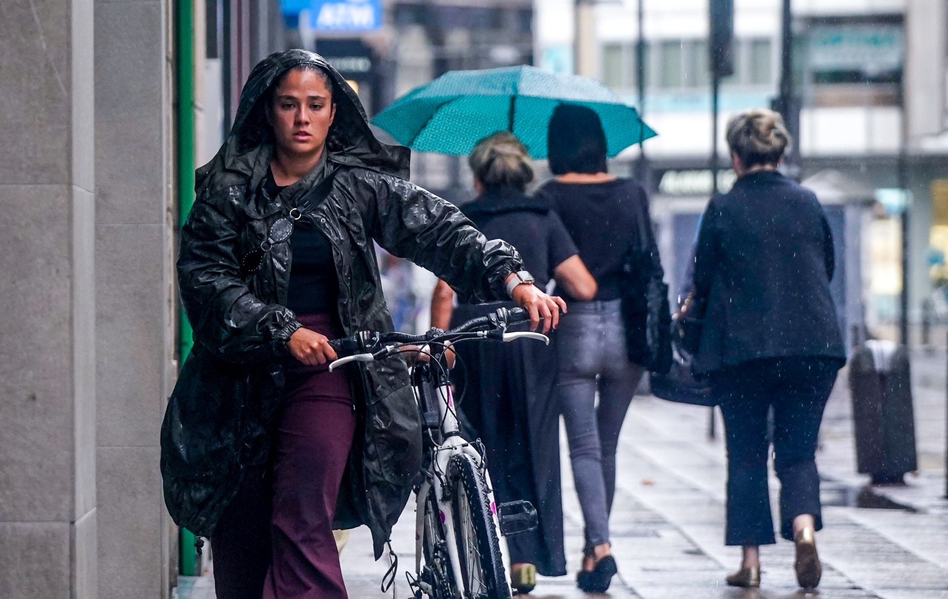 Un jueves de ambiente fresco y lluvioso en Vitoria