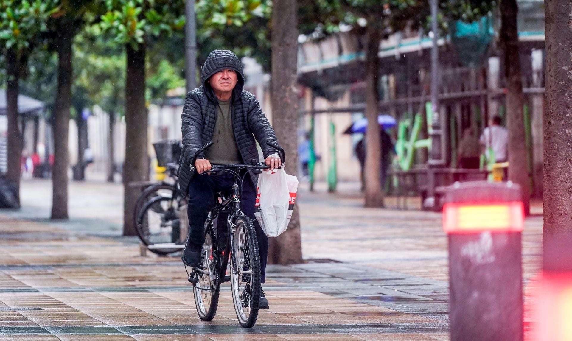 Un jueves de ambiente fresco y lluvioso en Vitoria