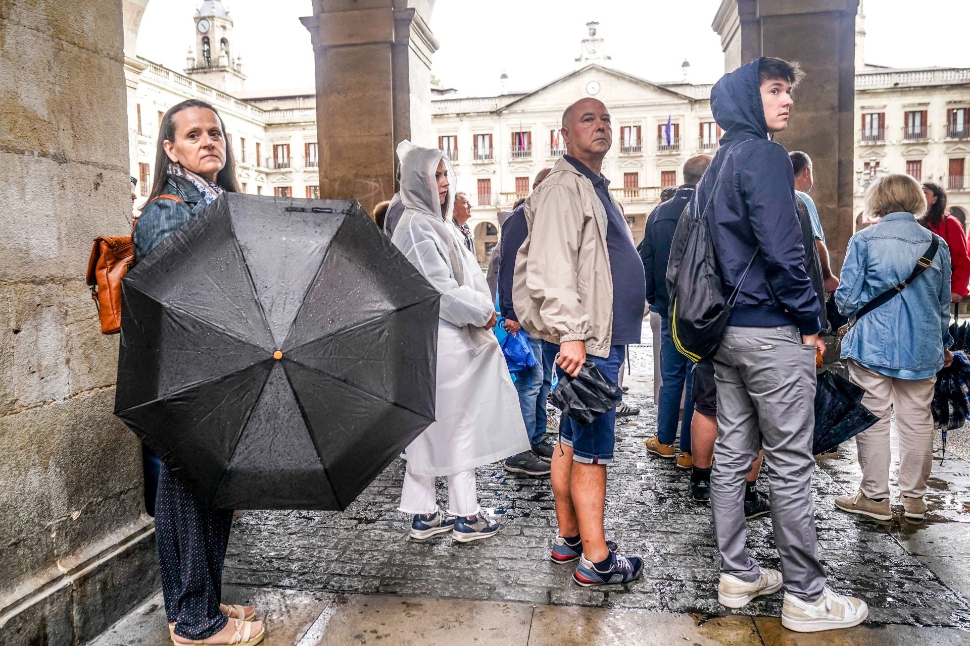 Un jueves de ambiente fresco y lluvioso en Vitoria