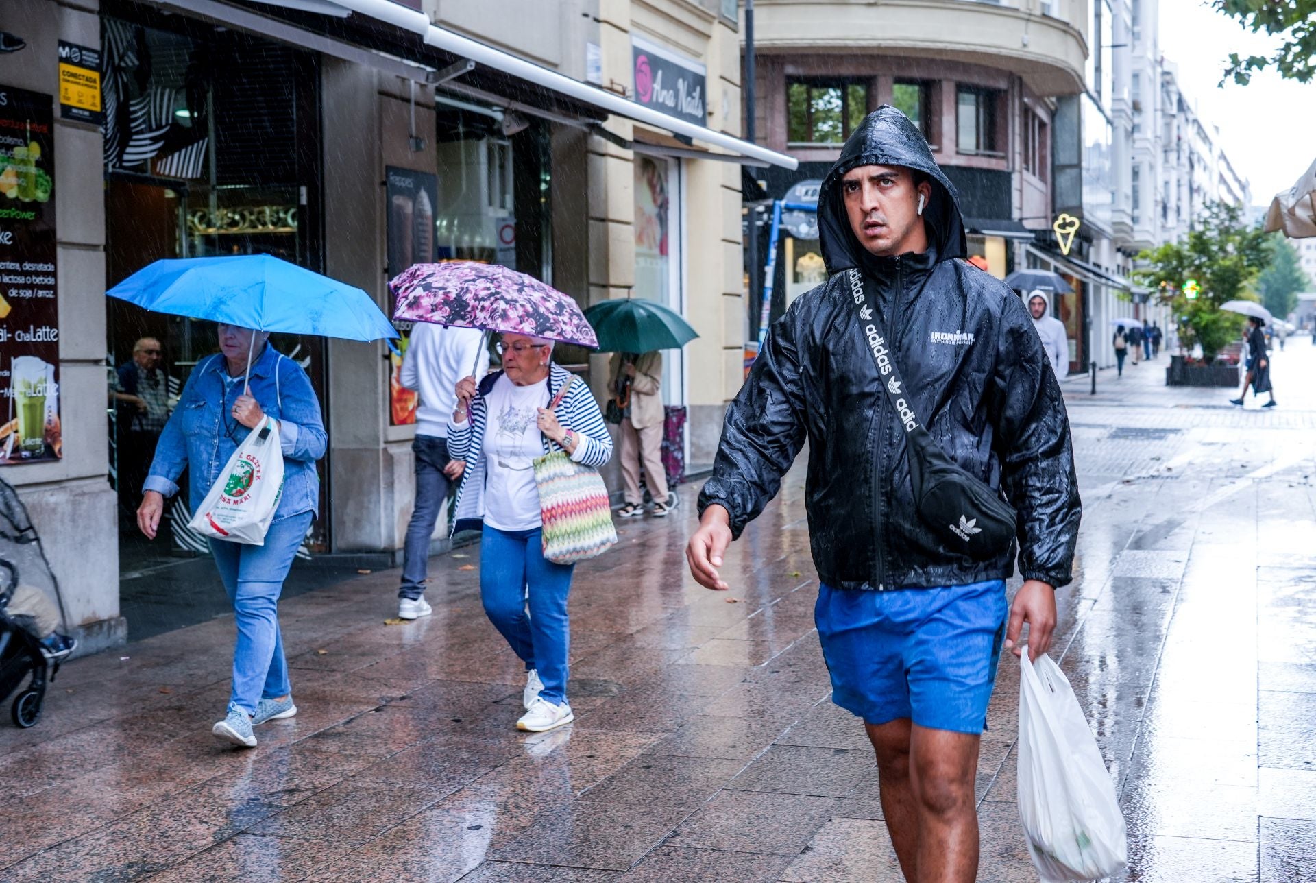 Un jueves de ambiente fresco y lluvioso en Vitoria
