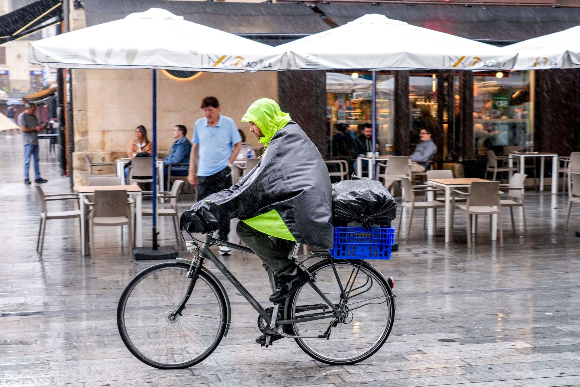 Un jueves de ambiente fresco y lluvioso en Vitoria