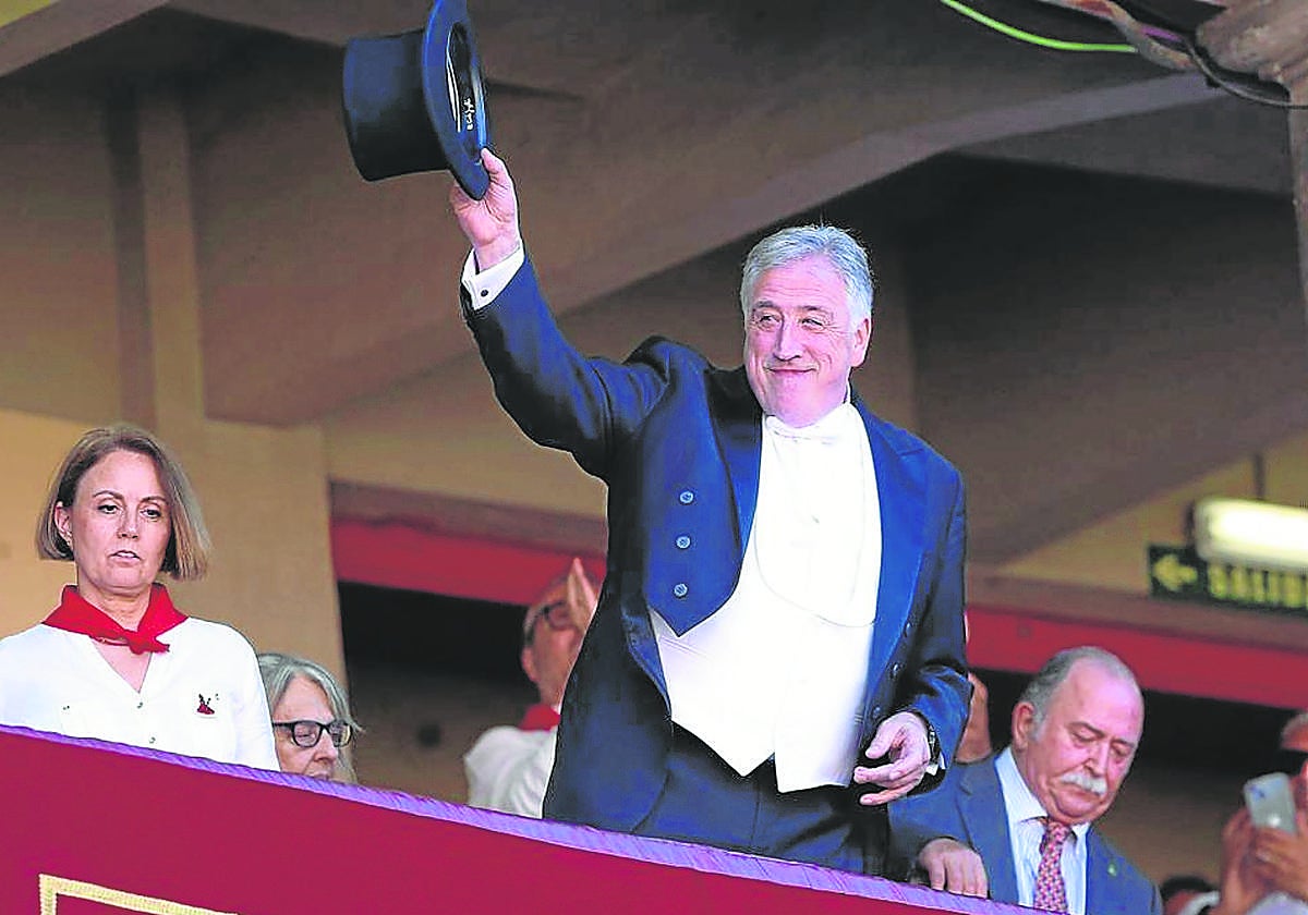 Joseba Asiron saluda desde el palco de la plaza de toros de Pamplona.