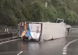 Evacuado a Cruces el conductor de un camión tras volcar en la entrada del Puerto de Bilbao