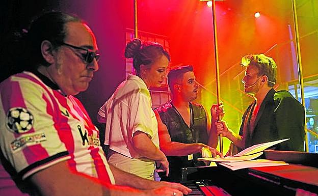 Último repaso al guion a escasos minutos de que el público llegue.