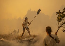 Vecinos combaten el fuego con los medios a su alcance en el municipio orensano de Carballeda de Avia.