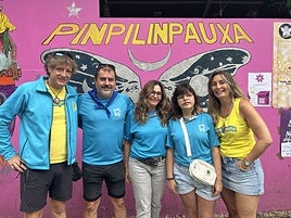 Gaizka Lombardero, Gonzalo Peña, Patricia Vibiano, Aitana Peña y Aitziber López, en la txosna Pinpilinpauxa.