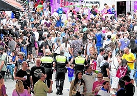 Policías municipales de Bilbao patrullando este miércoles por el recinto festivo, donde de madrugada dos compañeros fueron atacados.