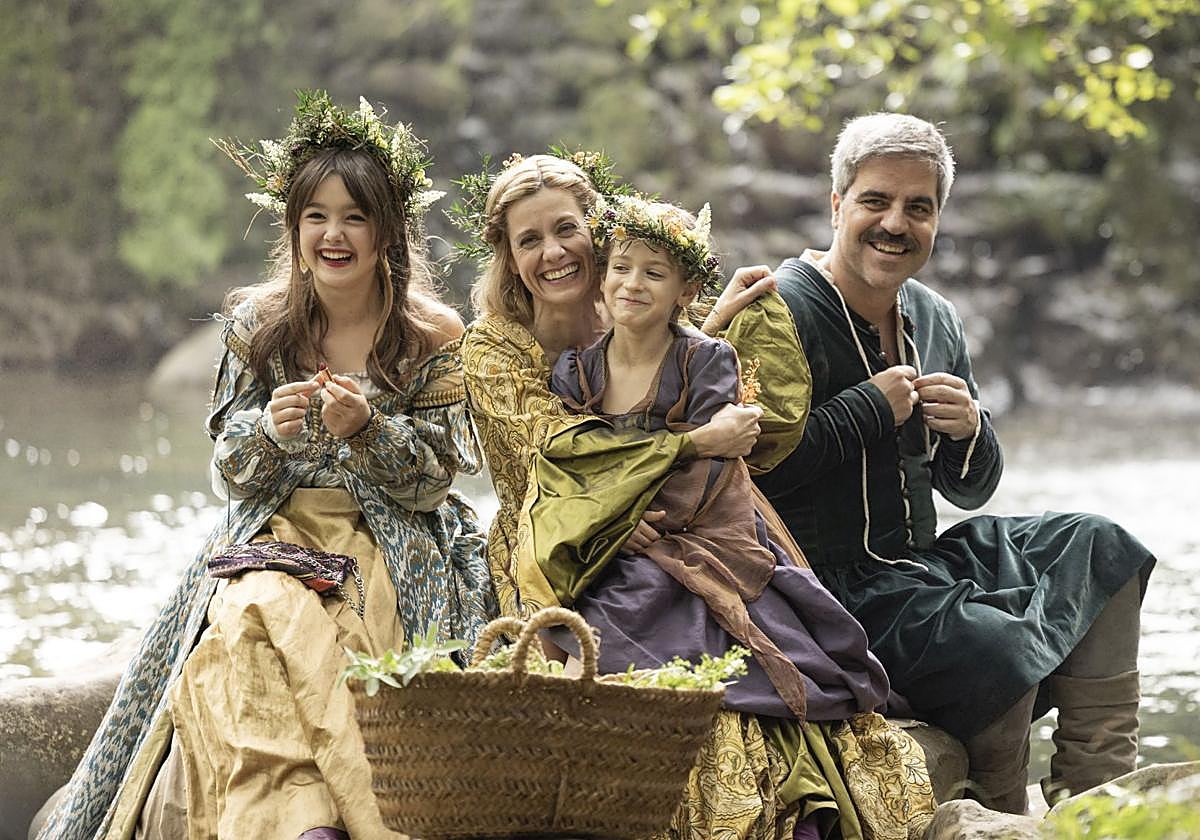 Ernesto Sevilla junto a Alexandra Jiménez y las niñas Luna Fulgencio y Amaia Miranda en 'Sin cobertura'.