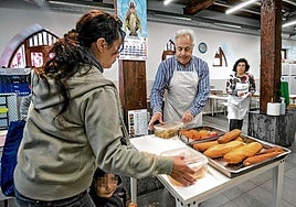 Un grupo de voluntarios prepara comida en Vitoria.