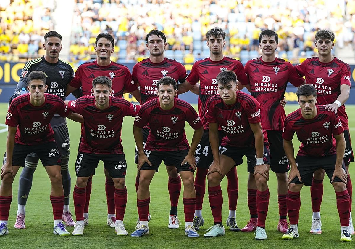 Once inicial del Mirandés en el debut liguero contra el Cádiz.