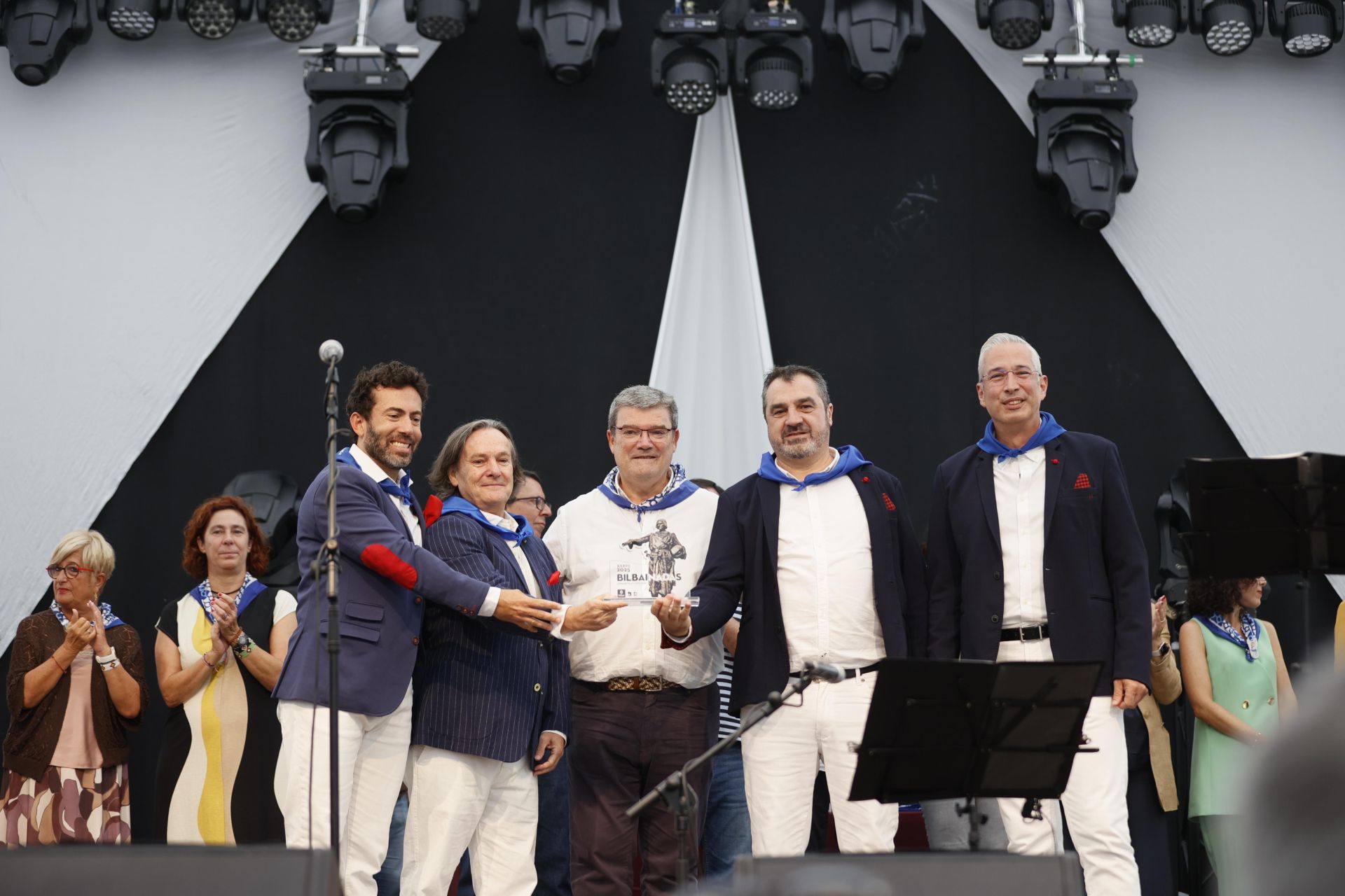 El premio honorífico se ha entregado al grupo Bilbao Mapamundi, por ser el presente y el futuro de las bilbainadas.