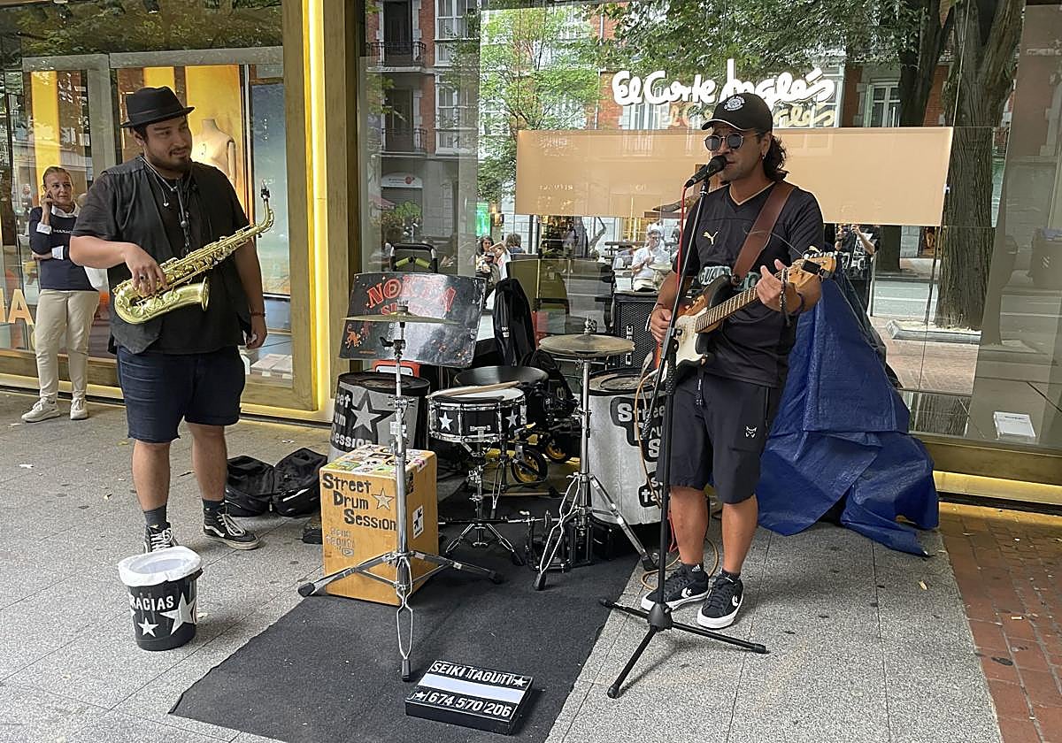 Las calles de Bilbao se llenan estos días de música variada.