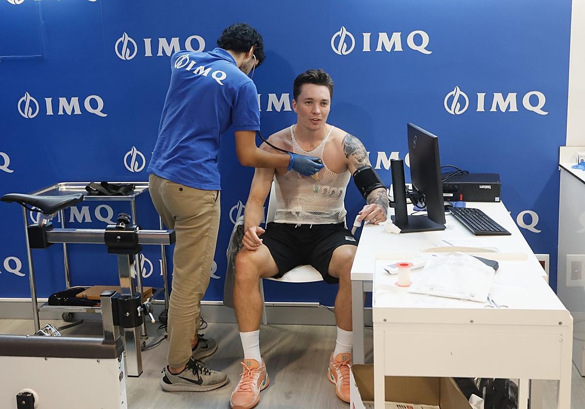 El estadounidense Justin Jaworski, máximo anotador de la pasada Bundesliga, durante el reconocimiento médico en Bilbao.