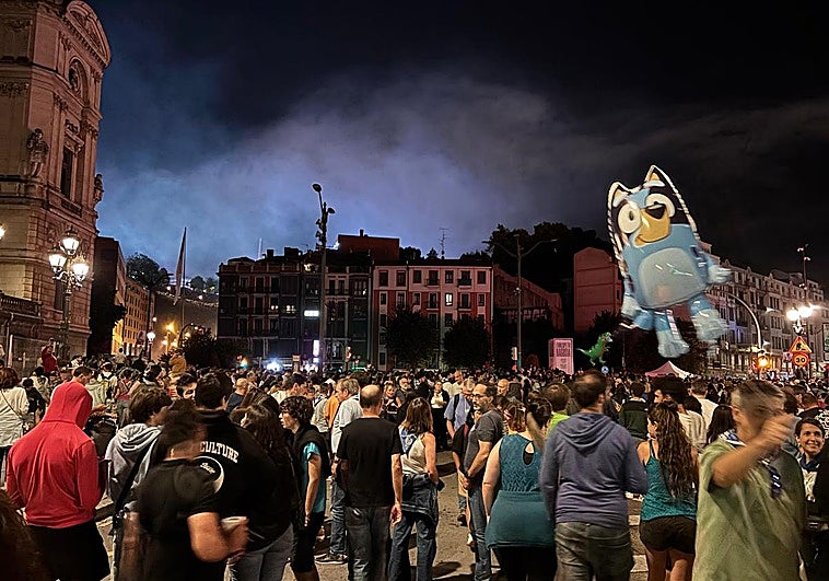 El público durante el parón de los fuegos.