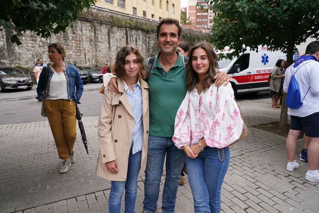 Javier Martínez Abascal con sus hijas Zoe (a su derecha) y Nieves (a su izquierda).