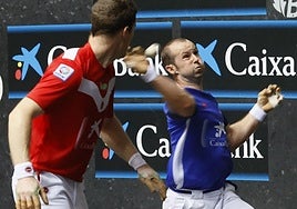 Elordi suelta una volea de derecha ante la mirada de Artola en el frontón Bizkaia.