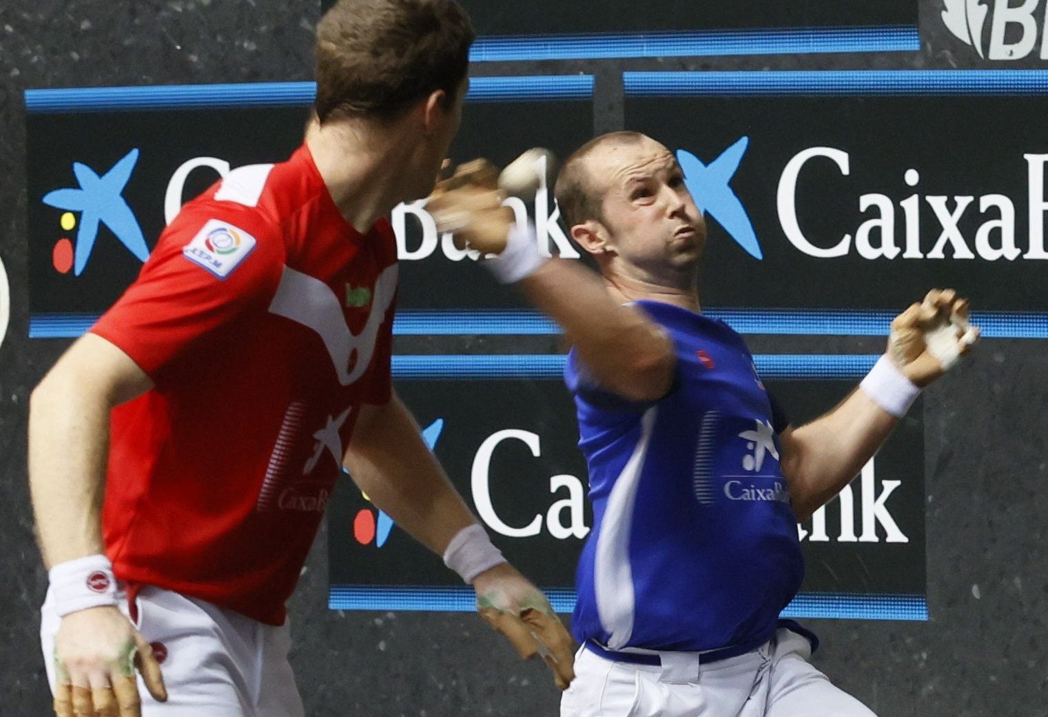 Elordi suelta una volea de derecha ante la mirada de Artola en el frontón Bizkaia.