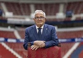 El presidente del club, Luis Sabalza, posa tras la renovación de la Junta Directiva.