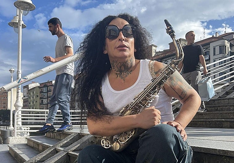 Tavi Gallart anima las calles de Bilbao con su saxofón en Aste Nagusia.