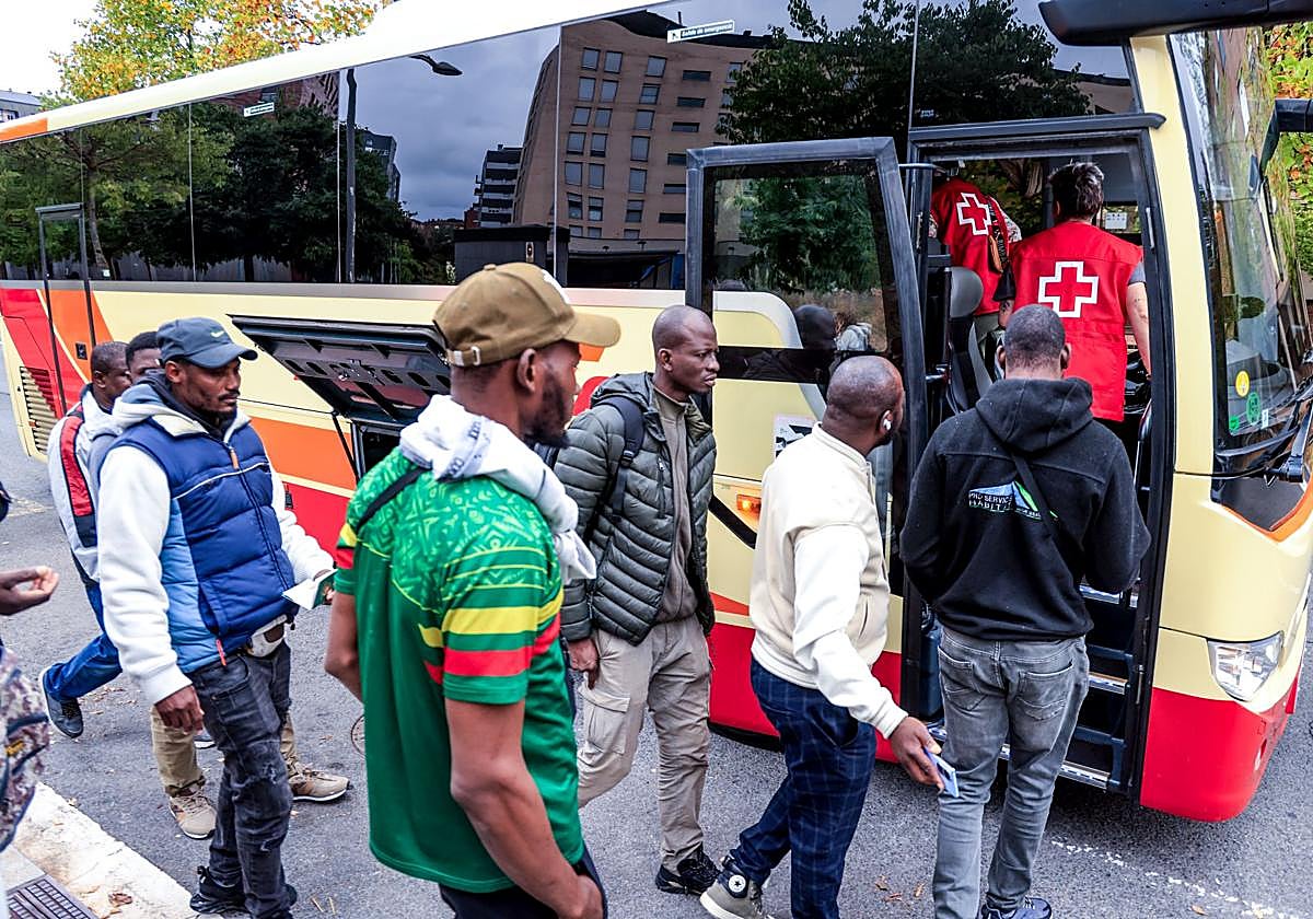Un grupo de malienses se sube a un autocar para iniciar su traslado fuera de Vitoria.
