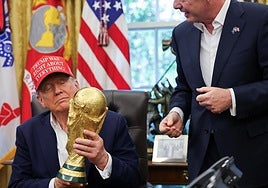 Trumo levanta el trofeo en el Despacho Oval.