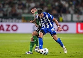 Ruibal y Parada pugnan por un balón.