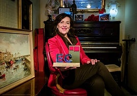 La actriz vitoriana Carmen San Esteban en el bar Andén, donde se escenifica la bajada de Zuridonna.