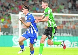 Lander Pinillos trata de zafarse de la marca del bético Altimira.