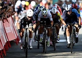 Philipsen copia el inicio del Tour en La Vuelta y gana también la primera etapa