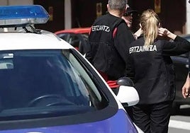 Trasladado al hospital de Basurto tras ser agredido por un joven de 18 años con una botella de cristal rota