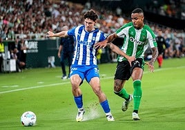 El debutante Lander Pinillos intenta proteger el balón durante un ataque albiazul.