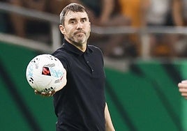 Coudet sostiene el balón a la espera de reiniciar el juego en un momento del partido.