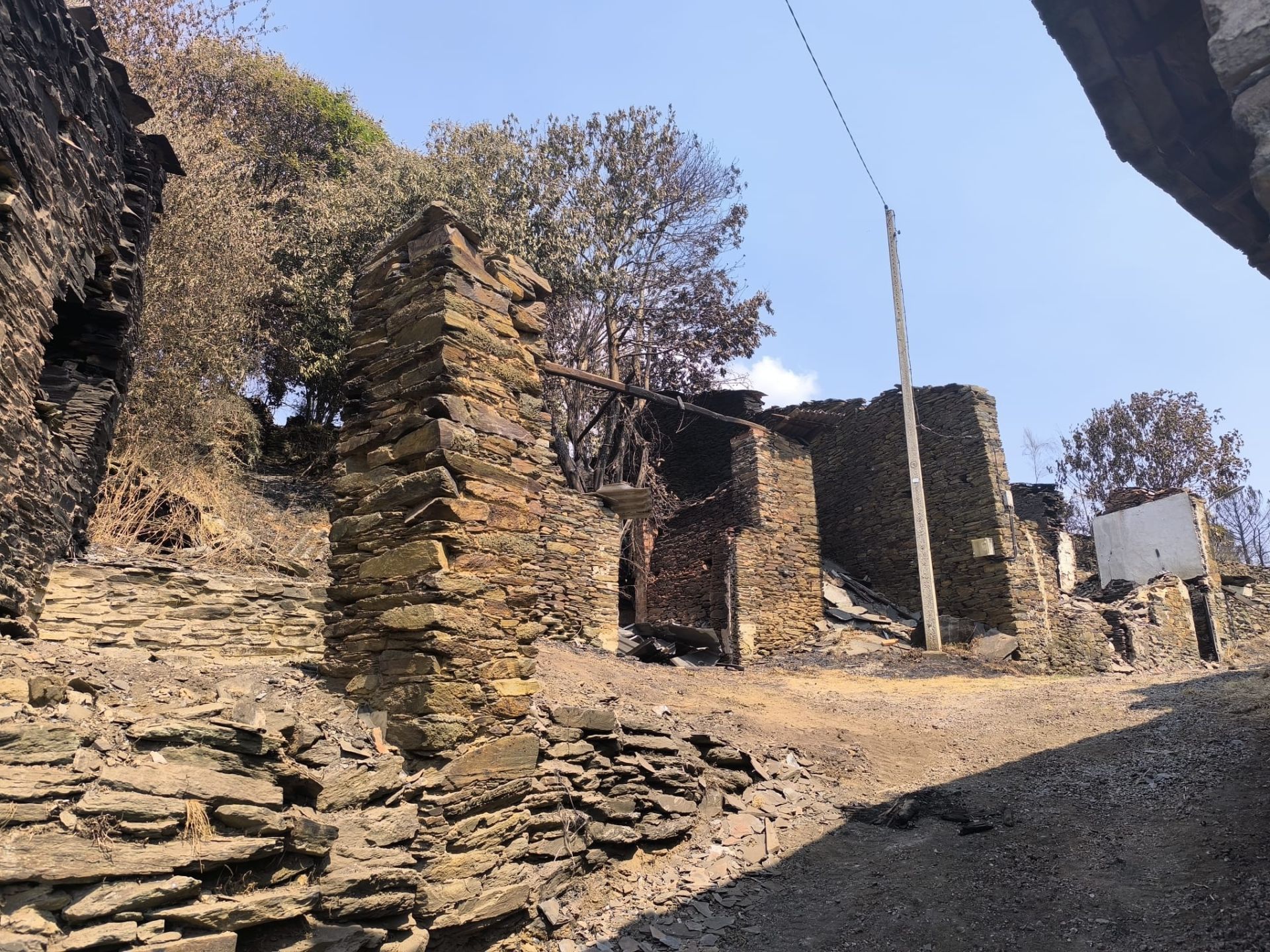 Las imágenes de la &#039;aldea vasca&#039; arrasada por el fuego en Ourense